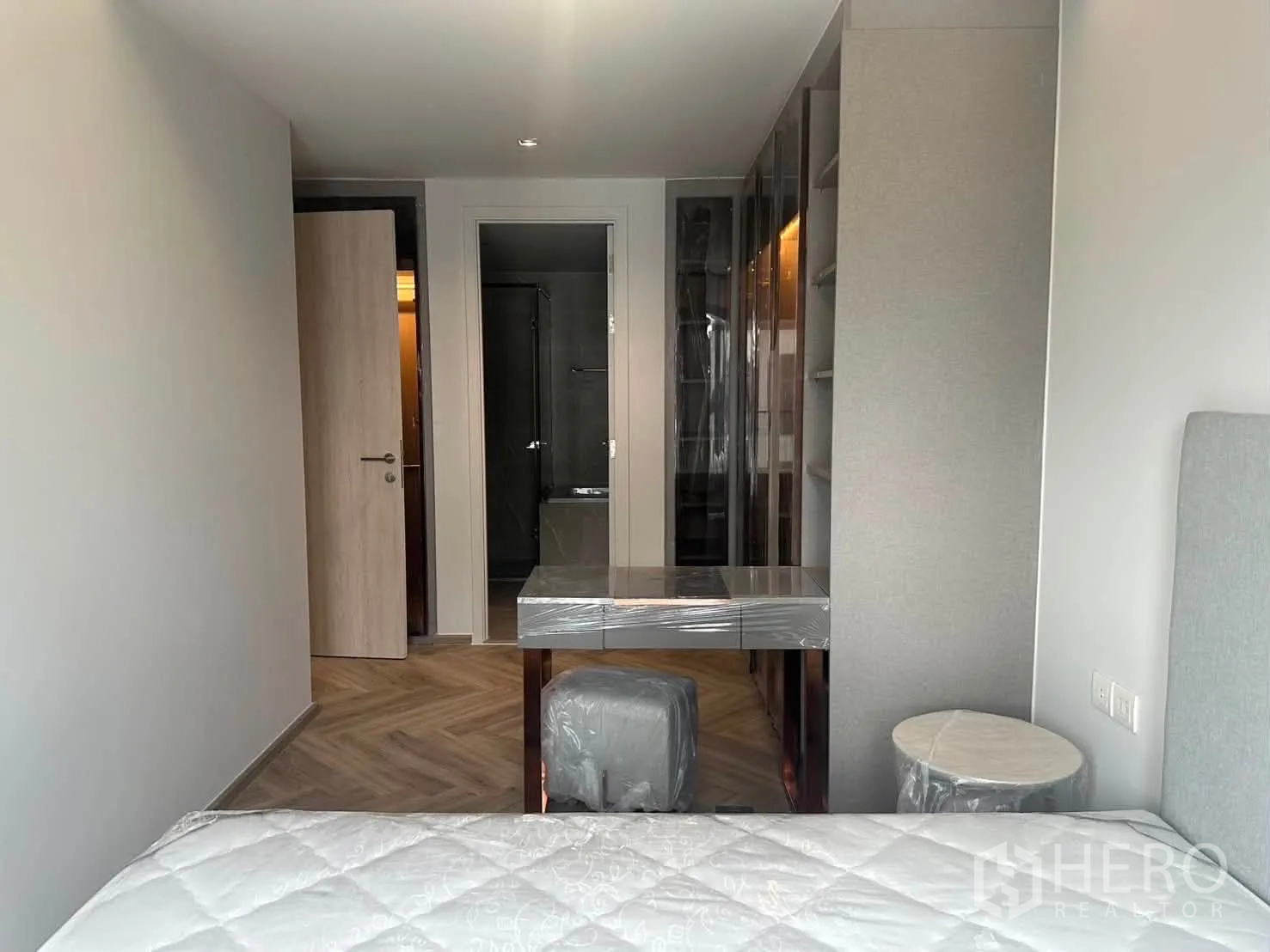 คอนโด for rent in Watthana, Bangkok - ห้องนอนพร้อมเตียง โต๊ะเครื่องแป้ง และทางเข้าห้องน้ำในตัว