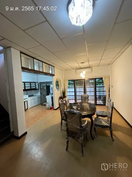 บ้าน ให้เช่าในKhlong Toei, Bangkok - โถงรับประทานอาหารแบบเปิดเชื่อมครัว มีไฟเพดานและประตูกระจกบานเลื่อนไปยังลาน