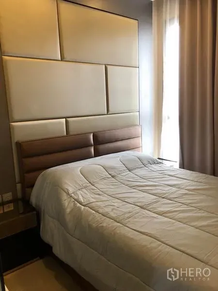 คอนโด ให้เช่าในWatthana, Bangkok - ห้องนอนอบอุ่น หัวเตียงบุผ้า เตียงคู่ รับแสงธรรมชาติจากหน้าต่างติดผ้าม่าน