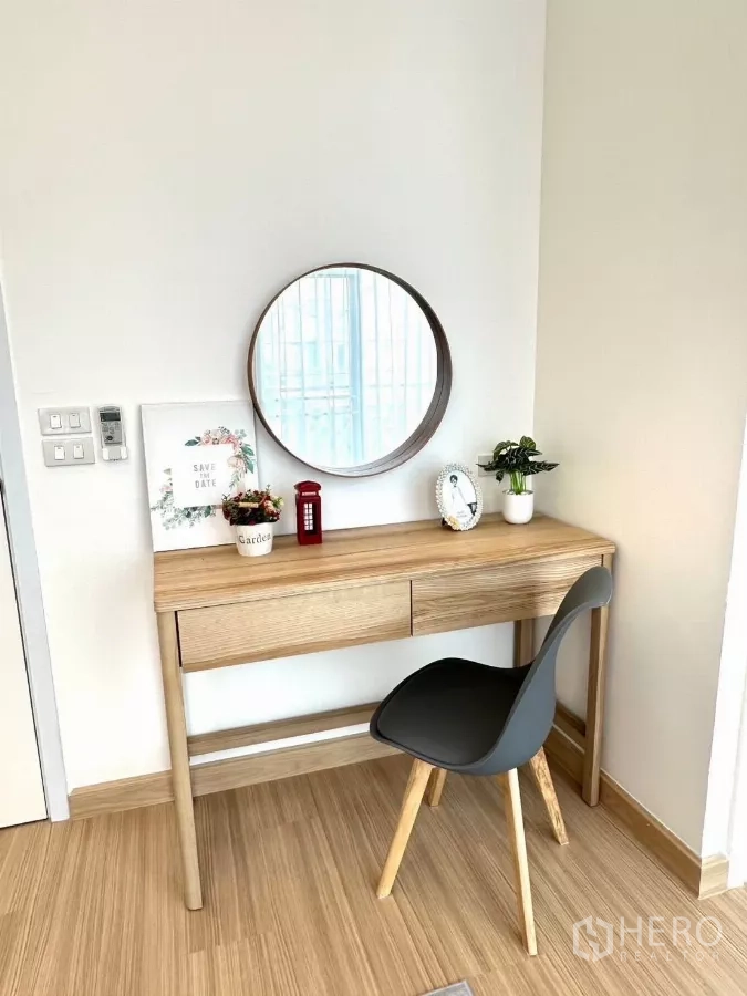 ทาวน์เฮาส์ ให้เช่าในBang Phli, Samut Prakan - โต๊ะเครื่องแป้งไม้ขนาดกะทัดรัด พร้อมกระจกกลมและของตกแต่ง