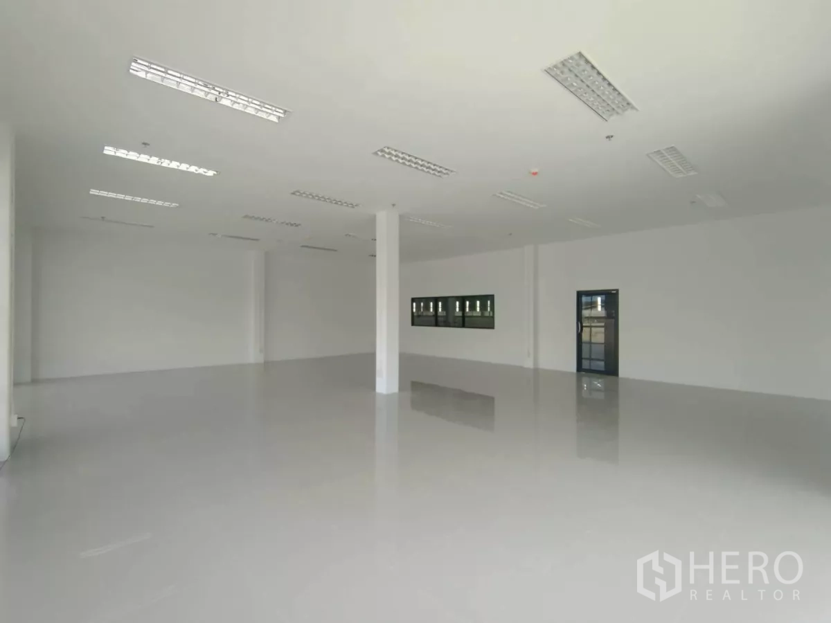 Factory for rent in Si Racha, Chon Buri - Empty white office space with LED lights and tiled floor ready for fit-out.