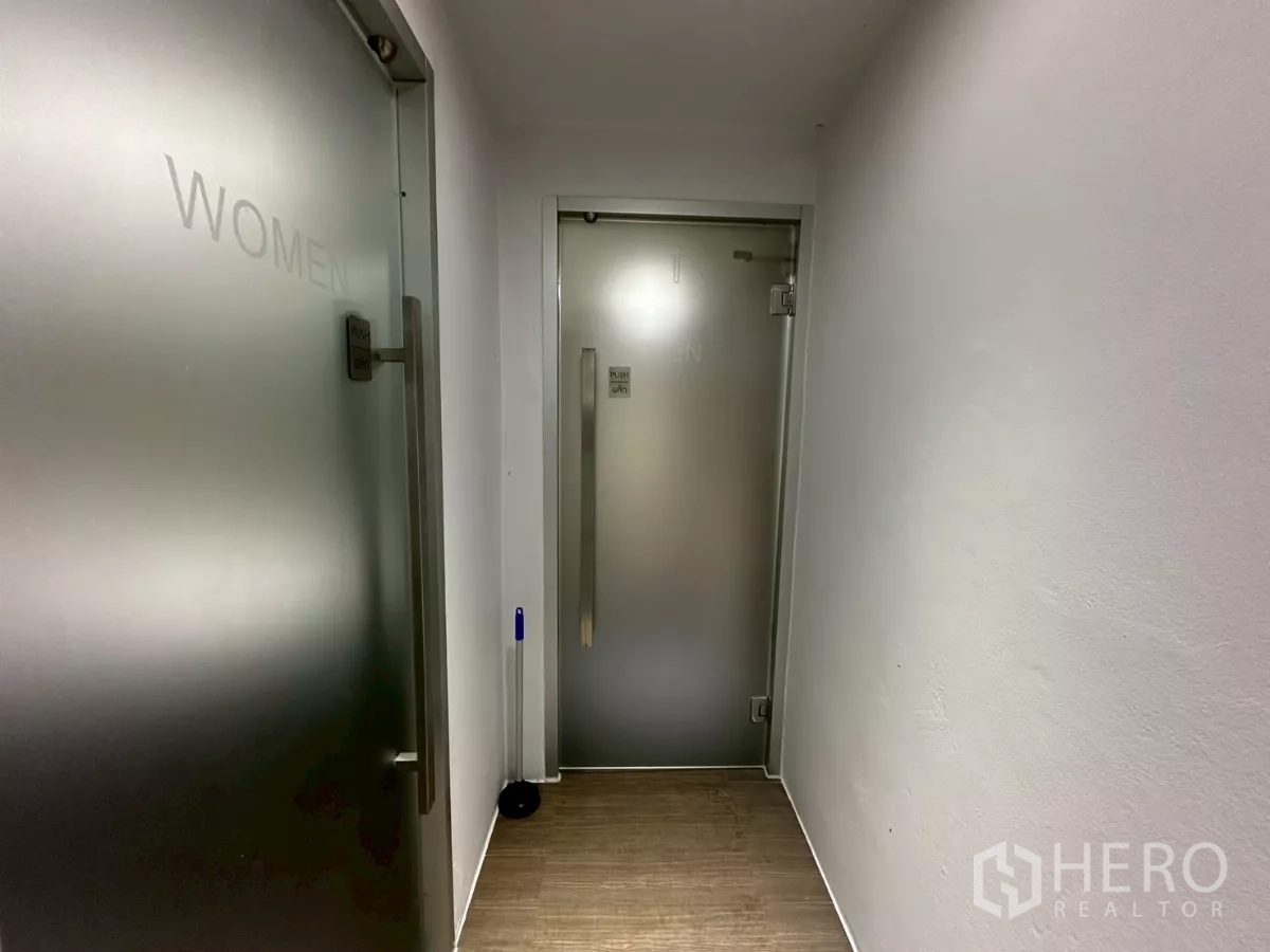 สำนักงาน ให้เช่าในKhlong Toei, Bangkok - โถงไปห้องน้ำแยกชายหญิง ประตูกระจกฝ้า