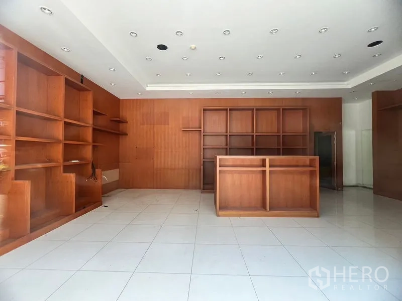 พื้นที่ขายปลีก ให้เช่าในKhlong Toei, Bangkok - พื้นที่หน้าร้านมีชั้นโชว์ไม้จำนวนมาก เคาน์เตอร์บริการ และไฟดาวน์ไลต์ฝังฝ้า