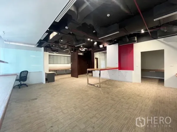 สำนักงาน ให้เช่าในWatthana, Bangkok - สำนักงานแบบโอเพ่นสเปซ เพดานเปลือย พรม และโต๊ะบิลท์อิน โทนแดง