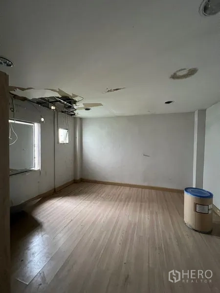 店屋 出租在Watthana, Bangkok - 翻修中的房间，天花修补与木地板。
