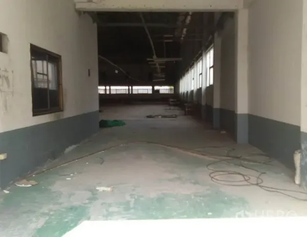 工厂 出租在Bang Phli, Samut Prakan - 仓库入口通道，混凝土地面与侧窗采光。