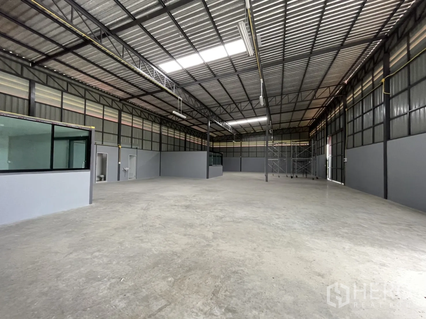 工厂 出租在Khlong Luang, Pathum Thani - 全新工厂内部，高挑钢结构屋顶、混凝土地面，带玻璃隔断办公室与卫生间。