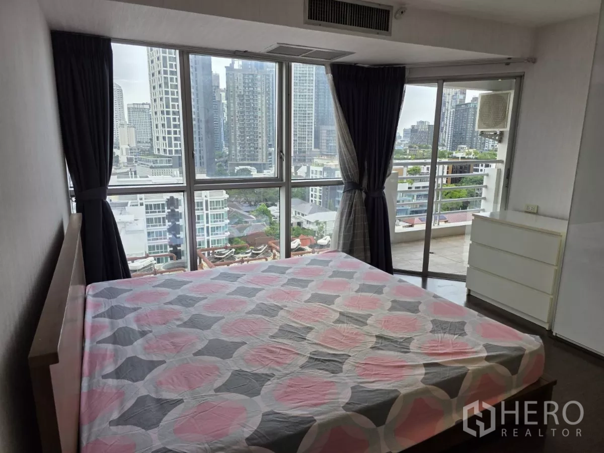 คอนโด ให้เช่าในKhlong Toei, Bangkok - ห้องนอนมุมกระจกสูงจรดเพดานพร้อมระเบียง มองเห็นสกายไลน์กรุงเทพฯ