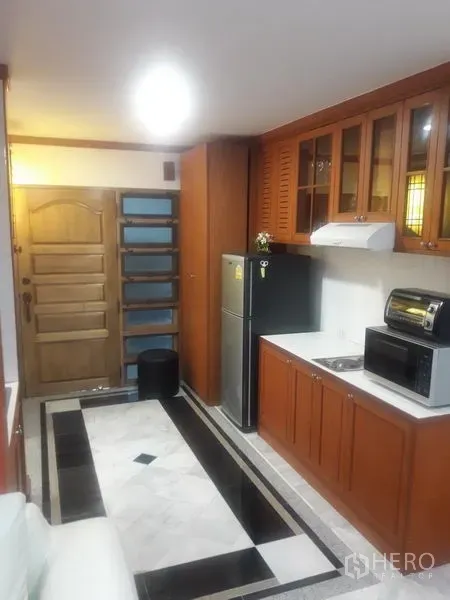 คอนโด ให้เช่าในWatthana, Bangkok - ครัวขนาดกะทัดรัด ตู้กระจกบานคู่ ตู้เย็น ไมโครเวฟ และประตูทางเข้า