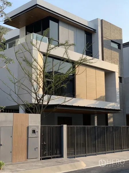 บ้าน ขายในYan Nawa, Bangkok - ภาพระยะใกล้ของหน้าบ้านสมัยใหม่ มีกระจกบานใหญ่ ระเบียง และรั้วเหล็ก