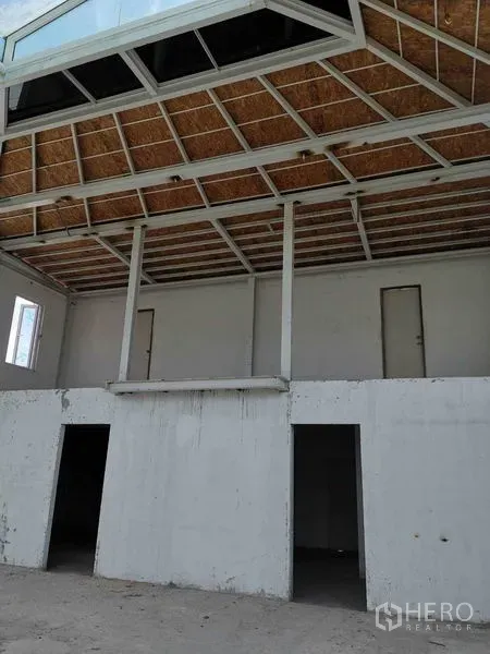 พื้นที่ขายปลีก ให้เช่าในWatthana, Bangkok - ฮอลล์เพดานสูง พร้อมโครงชั้นลอยและประตูหลายบาน ปรับผังได้ยืดหยุ่น