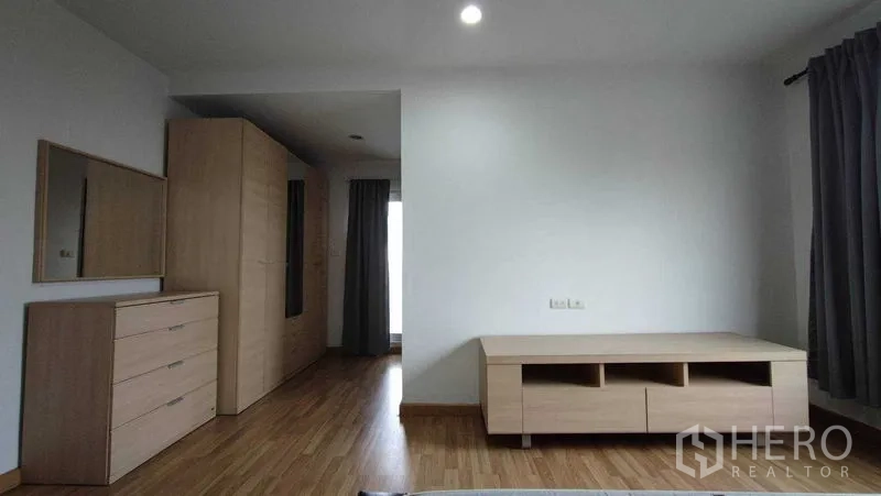 คอนโด ให้เช่าในKhlong Toei, Bangkok - ห้องนอนพร้อมตู้เสื้อผ้า ลิ้นชัก และตู้วางทีวี พื้นไม้