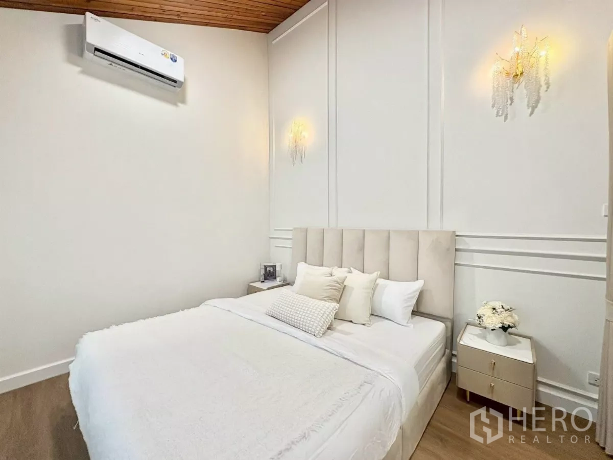 Detached House for rent in Huai Khwang, Bangkok - Calm bedroom with wall sconces, soft bedding and side table