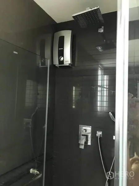 คอนโด ให้เช่าหรือขายในPhaya Thai, Bangkok - ห้องน้ำผนังสีเข้ม มีเรนชาวเวอร์และเครื่องทำน้ำอุ่นในตู้กระจก