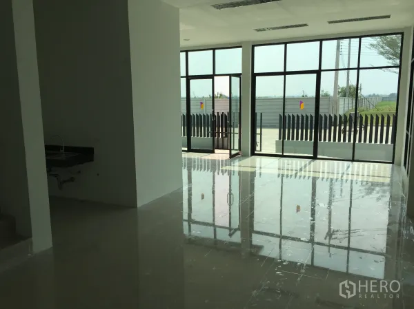 工厂 出售在Lam Luk Ka, Pathum Thani - 办公区带水槽，落地玻璃门通向前院