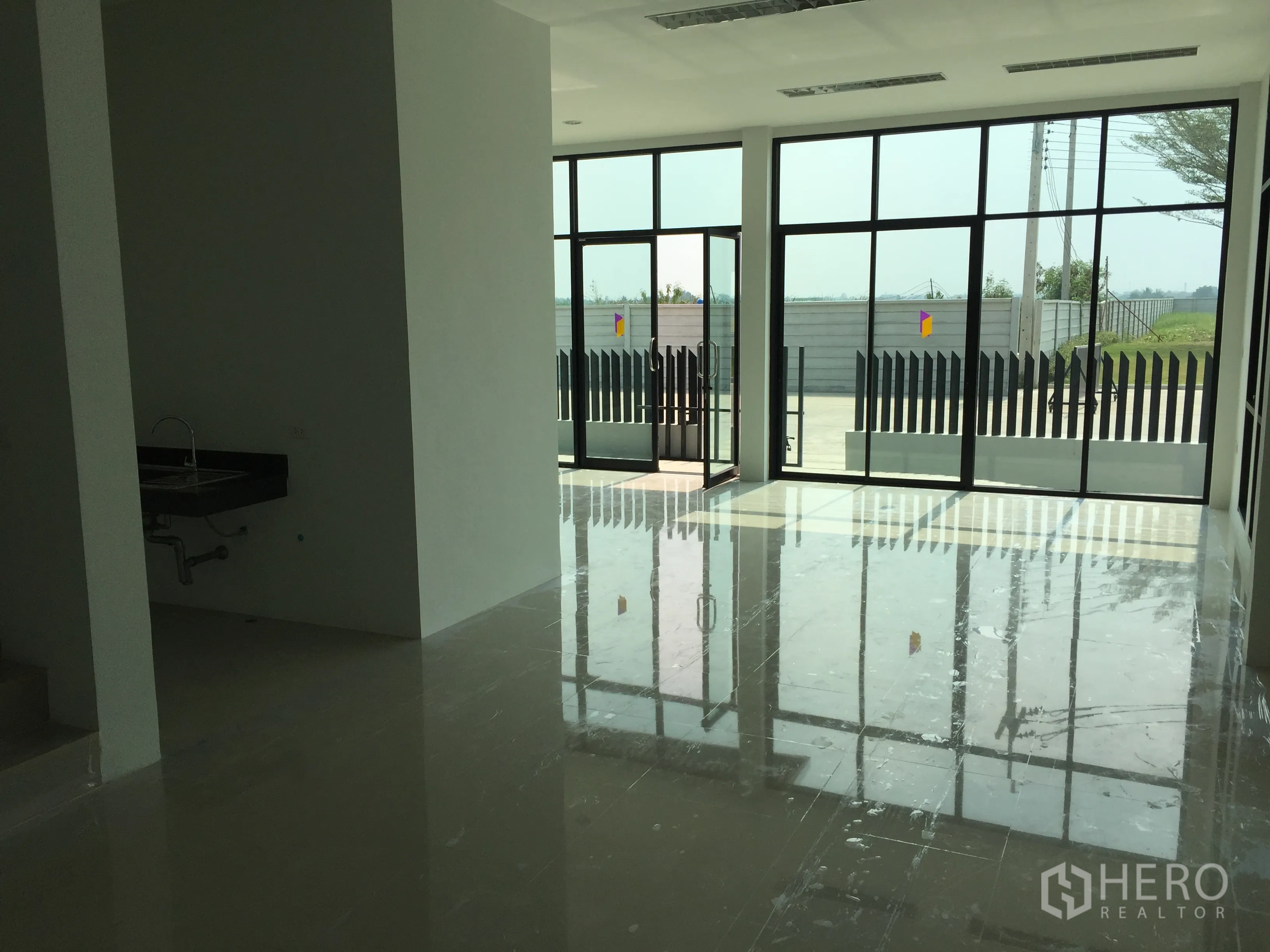 工厂 出售在Lam Luk Ka, Pathum Thani - 办公区带水槽，落地玻璃门通向前院