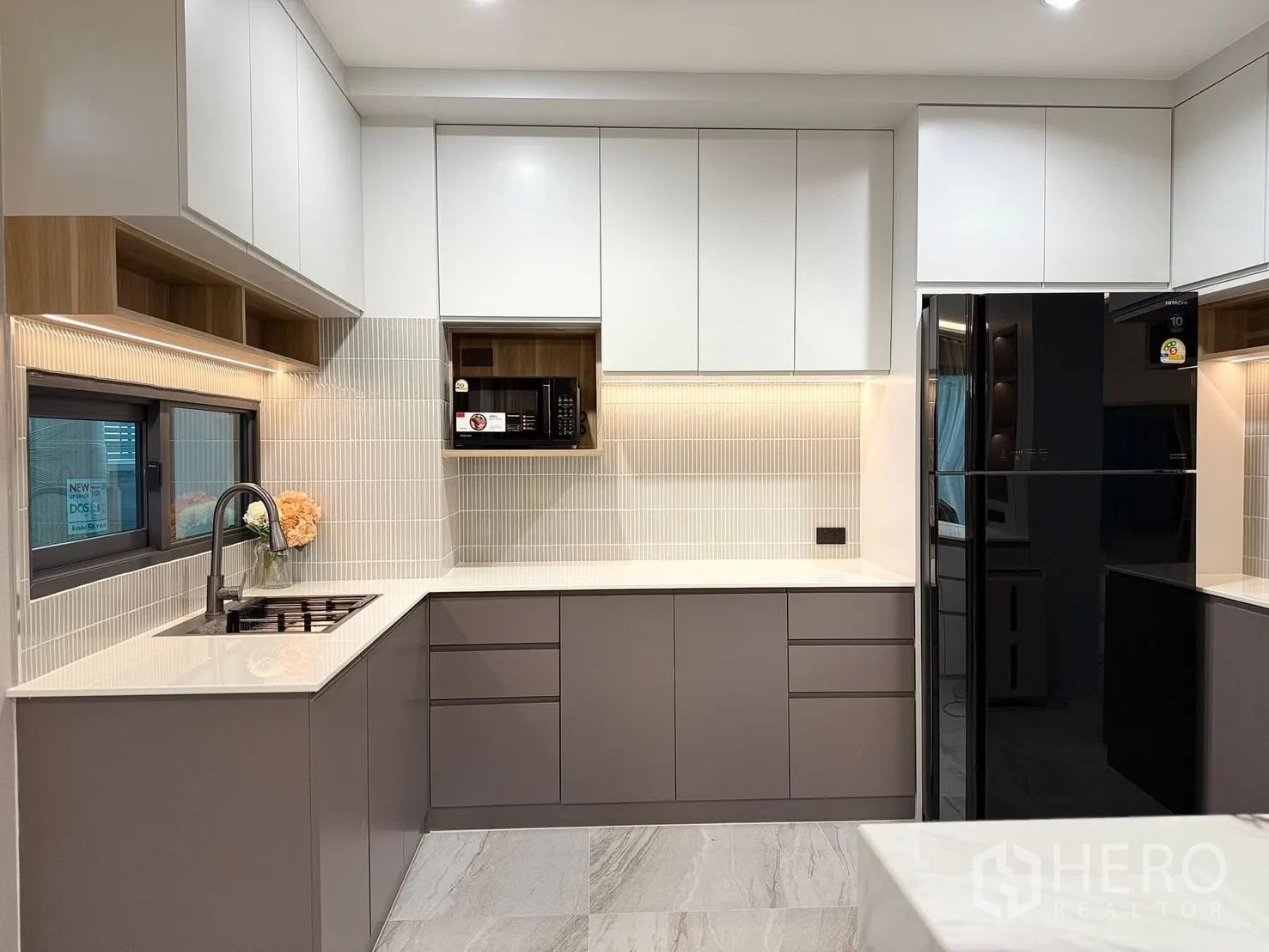 บ้านแฝด for rent in Bang Phli, Samut Prakan - ครัวตะวันตกโมเดิร์น ตู้เก็บของจำนวนมาก ไฟใต้ตู้ ตู้เย็นสีดำ และไมโครเวฟ