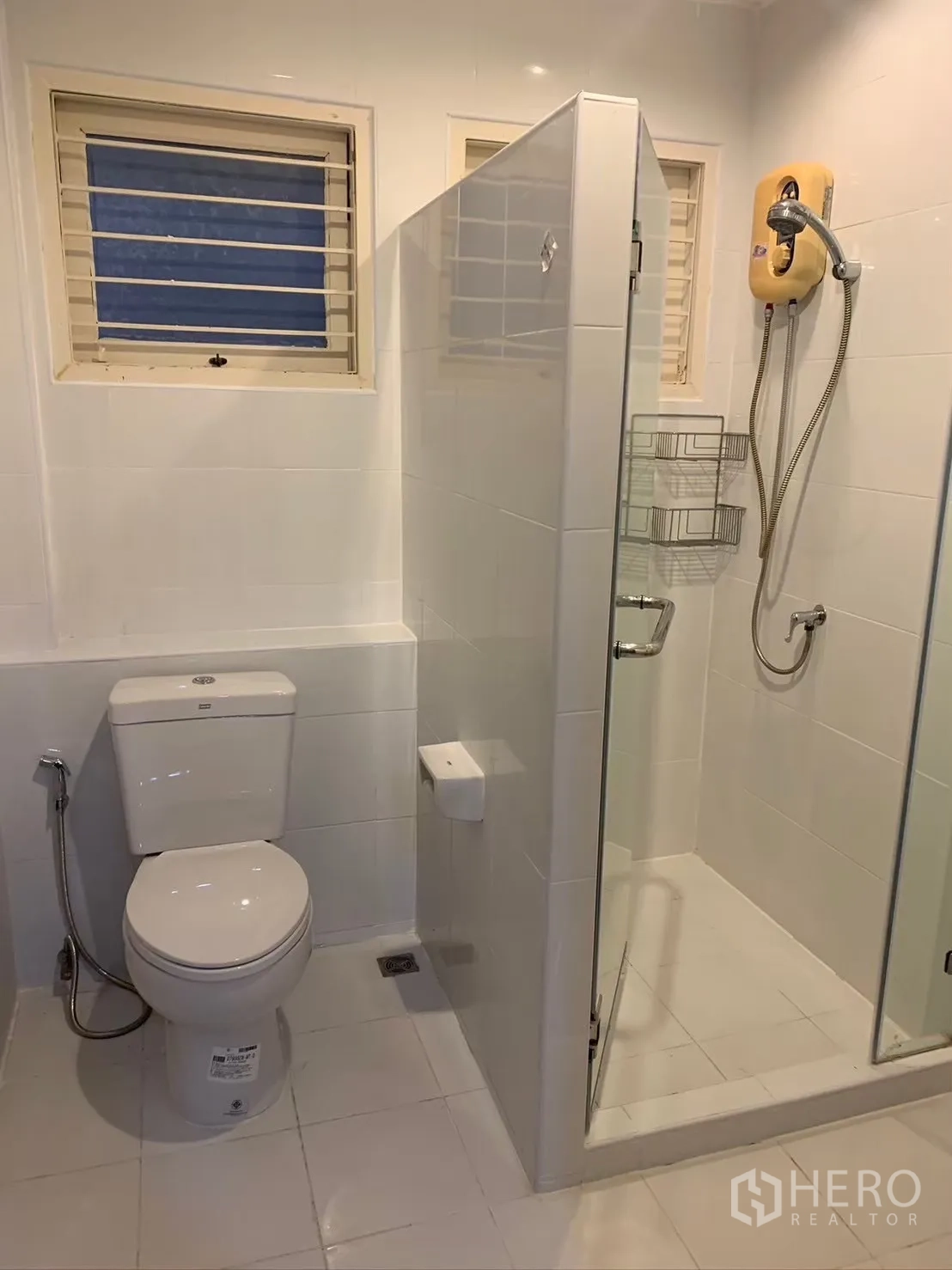 บ้าน ให้เช่าในWatthana, Bangkok - ห้องน้ำสว่าง โซนอาบน้ำกระจกและกระเบื้องสีขาว