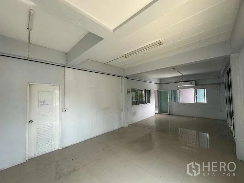 货栈 出租在Pathum Thani - 长形办公室，带空调与玻璃推拉隔断