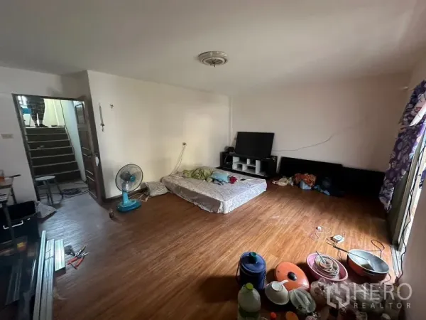 สำนักงานที่บ้าน ให้เช่าในSathon, Bangkok - ห้องนั่งเล่นกว้างพื้นไม้ มีชั้นวางทีวีและทางขึ้นบันได เหมาะเป็นห้องนอนหรือพักผ่อน