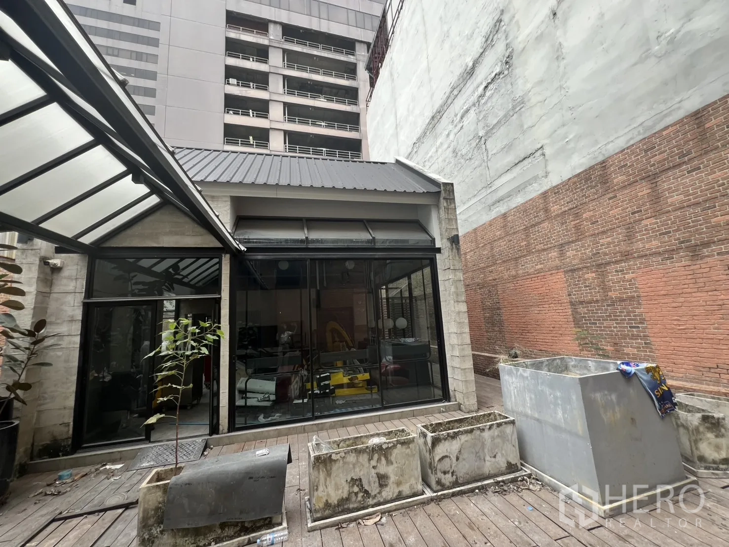 อาคารพาณิชย์ ให้เช่าในBang Rak, Bangkok - เด็คคอร์ตยาร์ดพร้อมอาคารกระจกและกระบะต้นไม้ รายล้อมด้วยตึกสูง