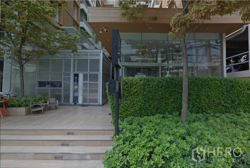 พื้นที่ขายปลีก ให้เช่าในWatthana, Bangkok - บริเวณทางเข้าพร้อมขั้นบันได ลานภูมิทัศน์ และยูนิตกระจกใต้ชายคา