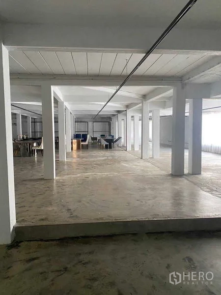 零售空间 出租在Bang Na, Bangkok - 抬高平台区，白柱大厅内设休闲座位。