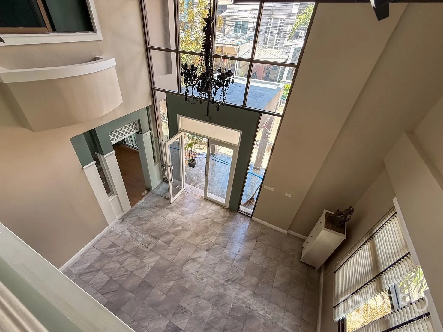 家庭办公室 for rent in Wang Thonglang, Bangkok - 从夹层俯瞰挑高门厅，落地窗与吊灯清晰可见。