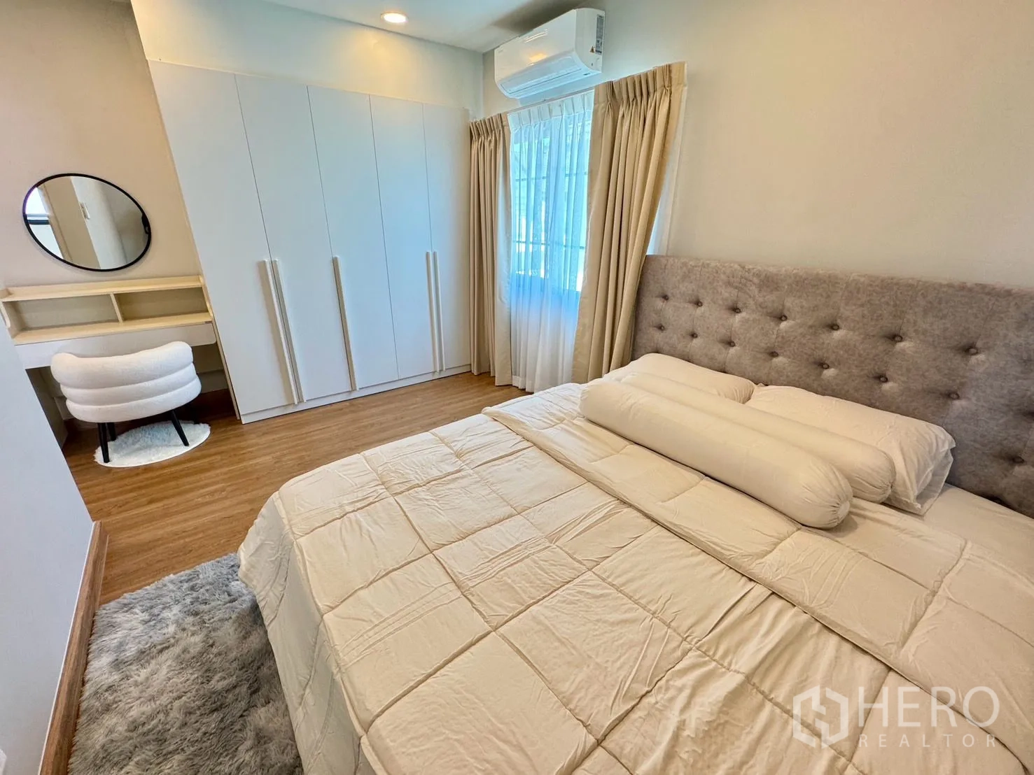 独栋房屋 for rent in Bang Phli, Samut Prakan - 卧室配软包床、大衣柜、书桌与空调。