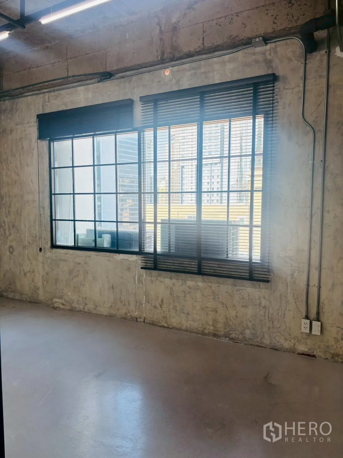 สำนักงาน ให้เช่าในKhlong Toei, Bangkok - พื้นที่ทำงานรับแสงธรรมชาติ หน้าต่างกว้าง มองเห็นวิวเมือง และผนังคอนกรีต