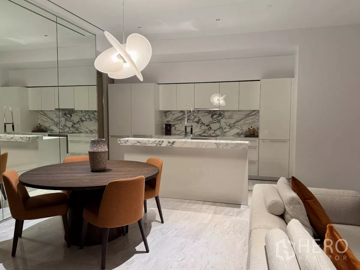 คอนโด ให้เช่าในSathon, Bangkok - มุมทานอาหารและครัวหินอ่อนพร้อมไอส์แลนด์และโคมไฟดีไซน์