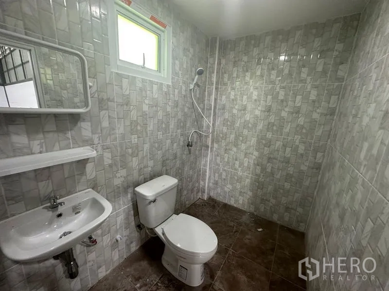 คลังสินค้า ให้เช่าในKhlong Toei, Bangkok - ห้องน้ำปูกระเบื้องพร้อมโถสุขภัณฑ์ อ่างล้างมือ กระจก หน้าต่าง และฝักบัว