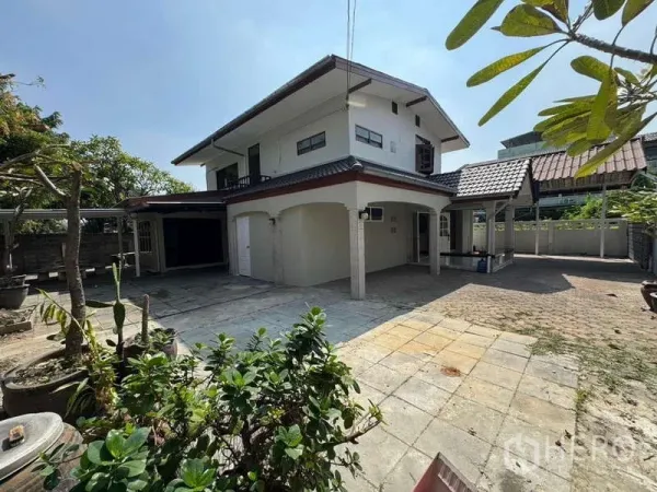 Detached House for rent in Wang Thonglang, Bangkok - Two-storey detached house with a large tiled courtyard, mature greenery and a covered carport in Wang Thonglang, Bangkok.