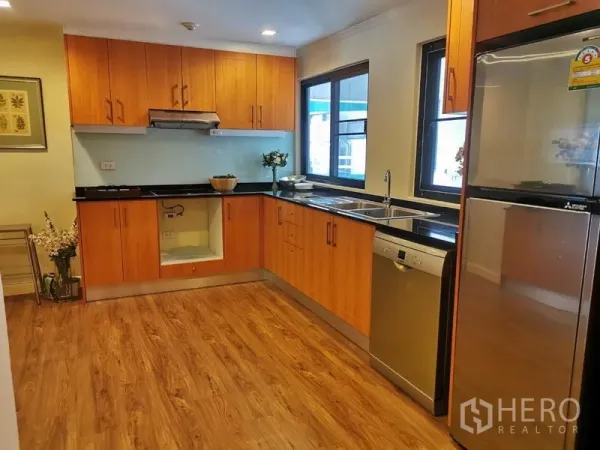 คอนโด ให้เช่าหรือขายในWatthana, Bangkok - ครัวยูเชป ตู้ไม้ท็อปหินดำ มีหน้าต่างและเครื่องใช้สแตนเลส