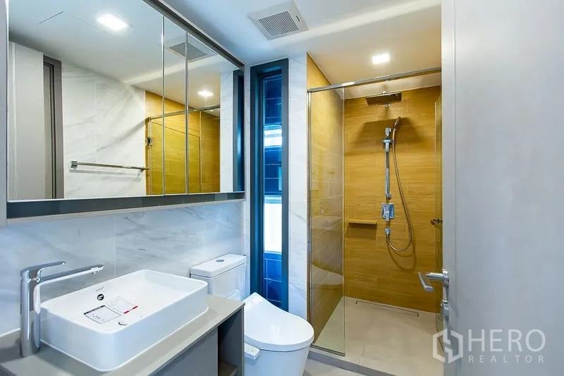 คอนโด ให้เช่าในWatthana, Bangkok - ห้องน้ำสมัยใหม่พร้อมตู้กระจกบานใหญ่ ห้องอาบน้ำกระจกแบบเรนชาวเวอร์ และก๊อกสุขภัณฑ์ทันสมัย