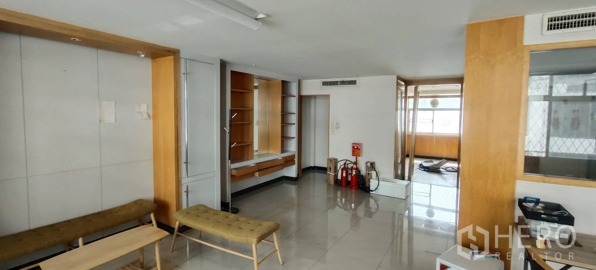 ตึกแถว for rent in Watthana, Bangkok - ห้องกว้างมีหน้าต่างบานยาวเหล็กดัดรับแสงธรรมชาติ
