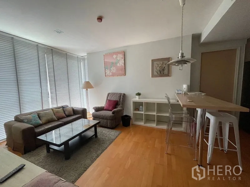 คอนโด ขายในKhlong Toei, Bangkok - โซนพักผ่อนแบบเปิดโล่ง มีเก้าอี้เอนกาย โคมไฟแขวน และเคาน์เตอร์บาร์