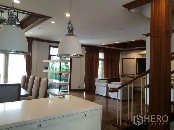 บ้าน ให้เช่าในKhlong Toei, Bangkok - พื้นที่นั่งเล่นและรับประทานอาหารแบบโอเพ่น พื้นไม้ โคมแขวน มองเห็นสวน ในบ้านเอกมัย