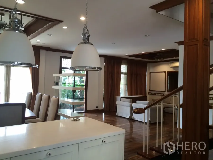 独立式住宅 出租在Khlong Toei, Bangkok - 开放式客餐厅，实木地板、吊灯，可望花园的Ekkamai住宅。