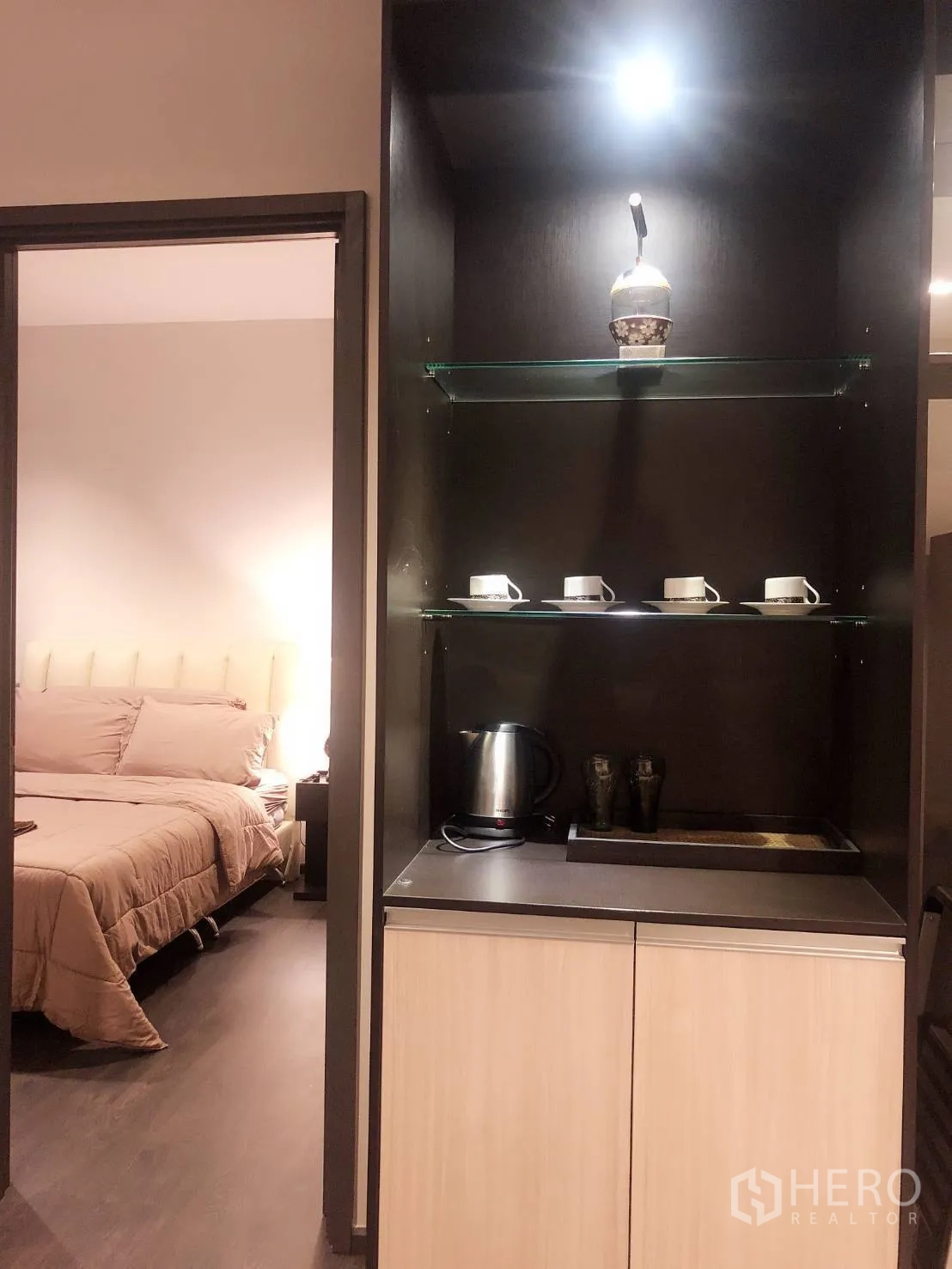 คอนโด ให้เช่าในWatthana, Bangkok - ตู้บิวท์อินมีไฟส่อง กาต้มน้ำและถ้วยชา ในโถงทางเดินเข้าสู่ห้องนอน