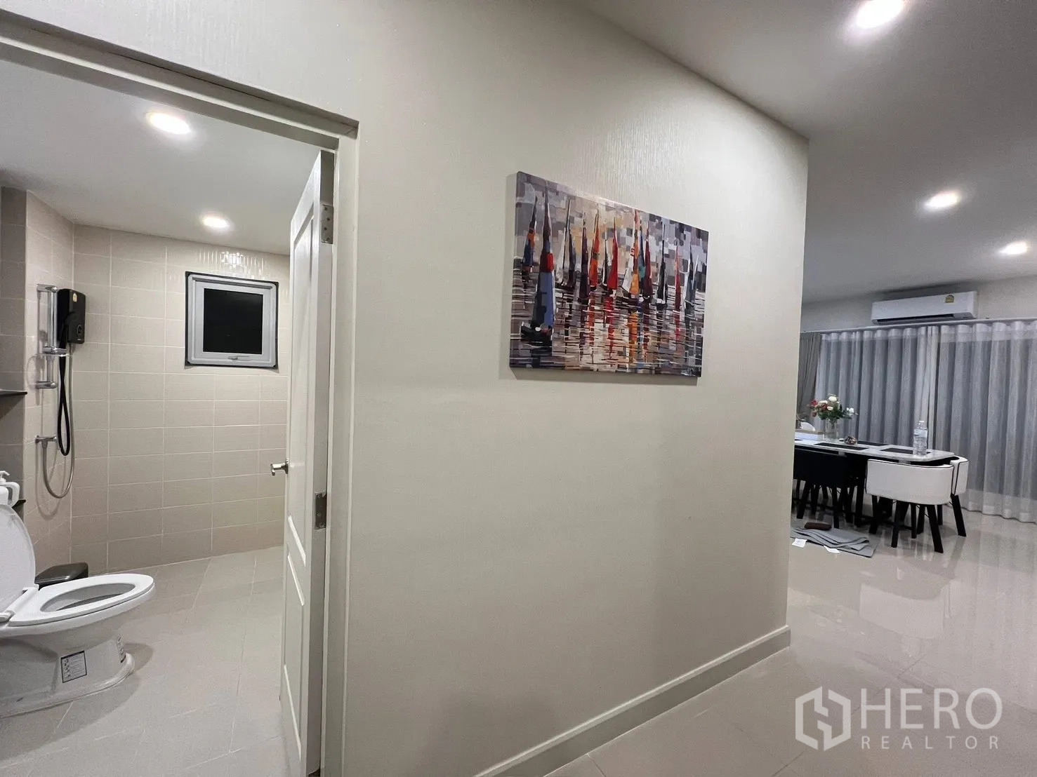 บ้านเดี่ยว for rent in Prawet, Bangkok - โถงทางเดินมองเห็นห้องน้ำปูกระเบื้องพร้อมฝักบัว และพื้นที่รับประทานอาหารแบบเปิดโล่งถัดไป.