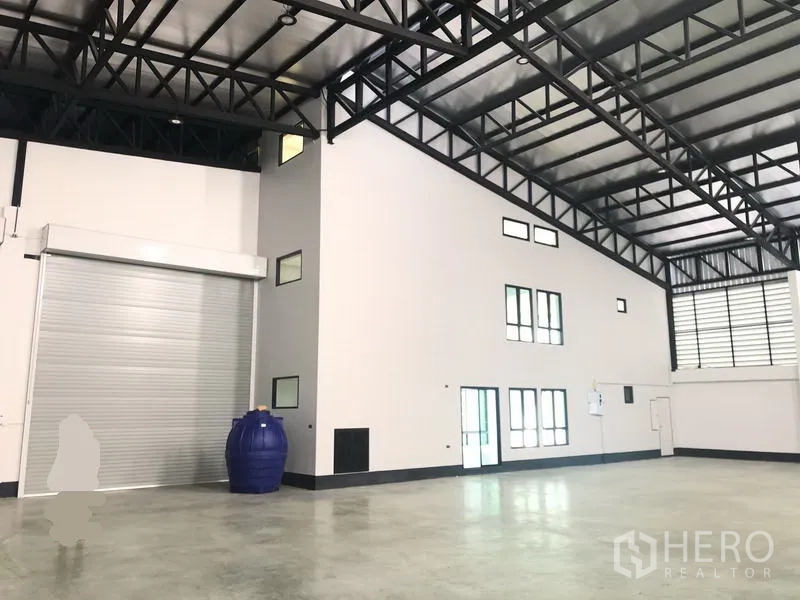 โรงงาน ขายในPathum Thani - ฮอลล์อุตสาหกรรมสว่าง หลังคากันความร้อน มีสำนักงานชั้นลอยและประตูม้วนกว้างสำหรับรถบรรทุก