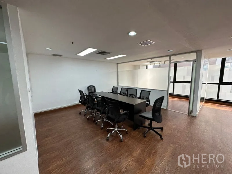 สำนักงาน ให้เช่าในRatchathewi, Bangkok - ห้องประชุมกั้นด้วยกระจก ข้างพื้นที่สำนักงานแบบเปิด