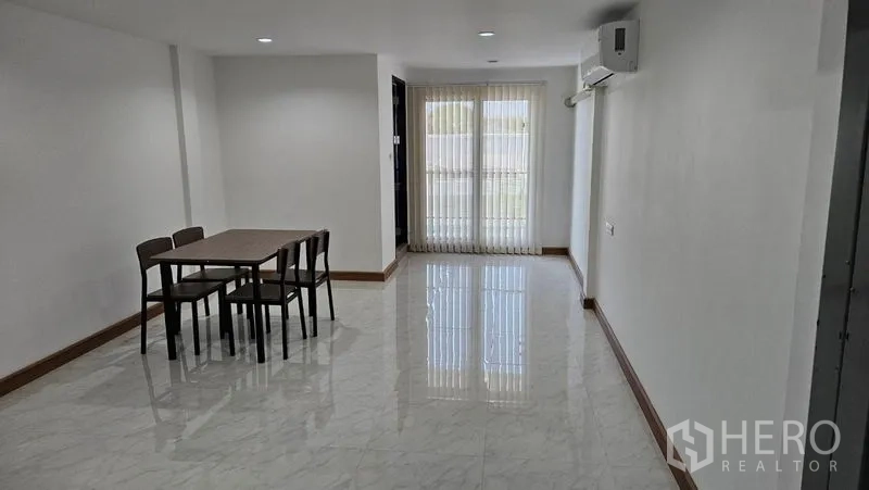 สำนักงานที่บ้าน ให้เช่าในBang Na, Bangkok - พื้นที่รับประทานอาหารพร้อมโต๊ะ เกือบระเบียง และเครื่องปรับอากาศ