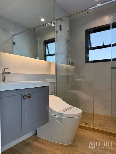 Detached House for rent or sale in Bang Phli, Samut Prakan - Second bathroom with glass shower, illuminated mirror and smart toilet.