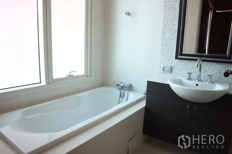 คอนโด ให้เช่าหรือขาย - ห้องน้ำอีกห้องมีอ่างอาบน้ำติดหน้าต่าง และผนังกระเบื้องโมเสก