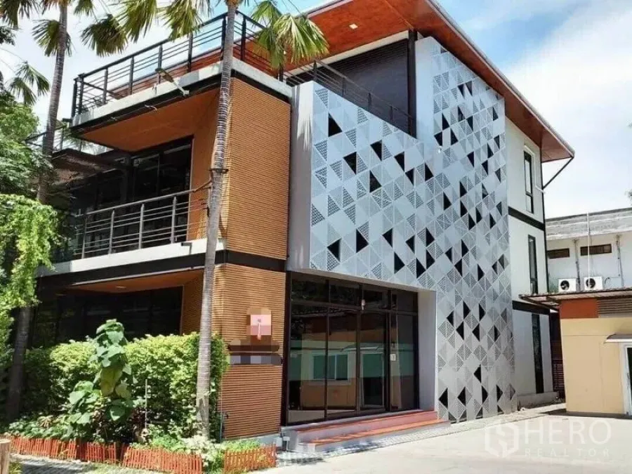 สำนักงาน ให้เช่าในBang Na, Bangkok - ภายนอกอาคารสำนักงาน 3 ชั้น แฟซาดโลหะลายเรขาคณิต ระเบียง และต้นปาล์ม