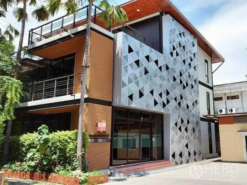 สำนักงาน ให้เช่าในBang Na, Bangkok - ภายนอกอาคารสำนักงาน 3 ชั้น แฟซาดโลหะลายเรขาคณิต ระเบียง และต้นปาล์ม