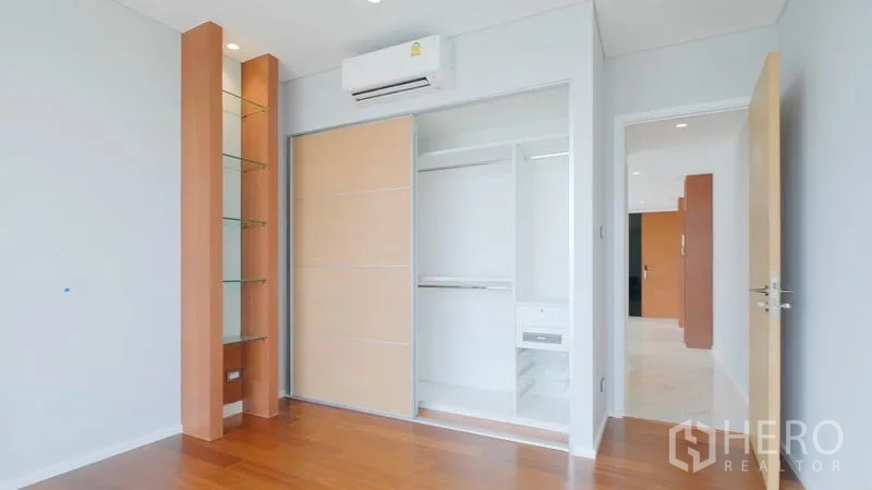 คอนโด ขาย - ตู้เสื้อผ้าบานเลื่อนพร้อมชั้นกระจกและเครื่องปรับอากาศ