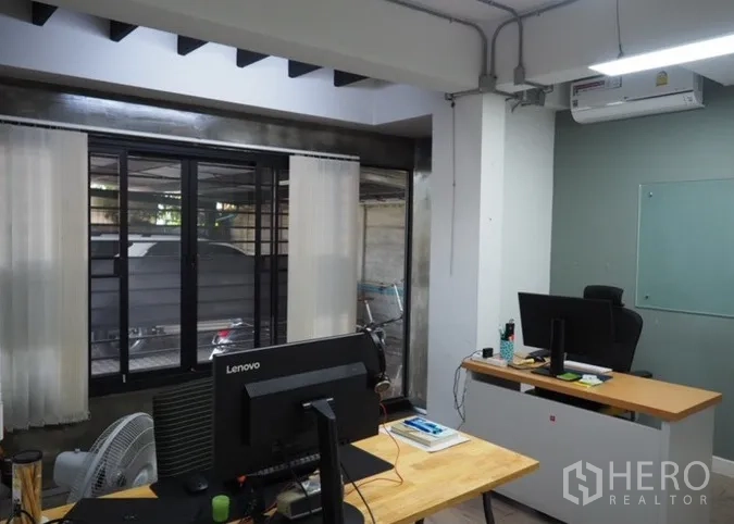 สำนักงานที่บ้าน ให้เช่าในLat Phrao, Bangkok - ห้องทำงานติดแอร์ มีโต๊ะทำงาน หน้าต่างบานใหญ่ และคานโครงสร้างโชว์
